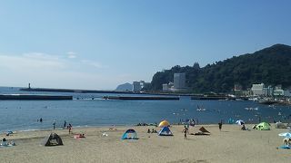 シーンに合わせて三種類のゾーンから楽しめる朝から人気の海水浴場