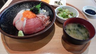 しらすや桜えびの乗った海鮮丼