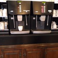 朝食の飲み物はカフェマシーンで提供される