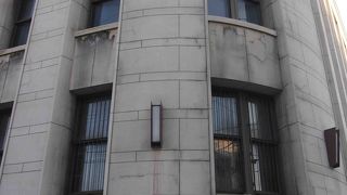 うようにきれいにラウンドされた曲線が優雅さも醸し出しています。