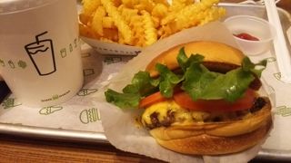 バーガー人気店はやはりおいしかった