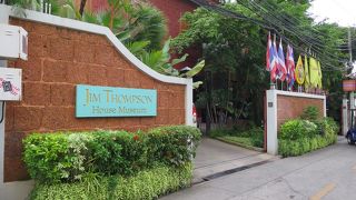 繁華街にある博物館