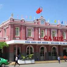 フエ駅の駅舎。ただし切符売場と改札口は別の建物です。