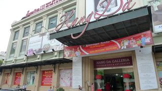 バッチャン焼きの店がずらっと並んでいるのかと想定していたが、小さな店が５・６軒あるだけだった。