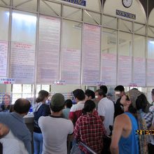 切符売場。係員はテキパキしています。