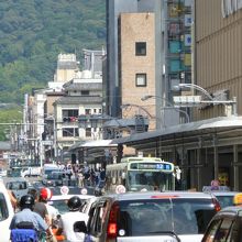 東山方面を望む・・・大渋滞！