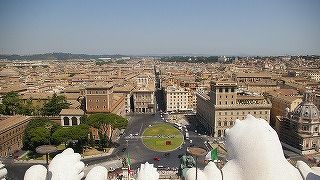 記念堂前にあるバス発着する広場