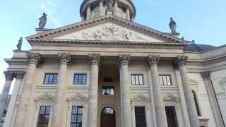 フランスドームの向かい