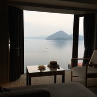部屋から洞爺湖が見えます。