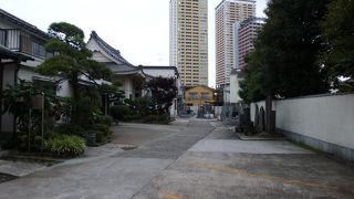 住宅街にある小さなお寺