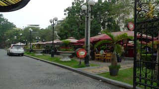 客が多すぎて落ち着いたムードはこれっぽっちもない。