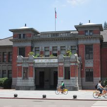 中正路沿いにあります