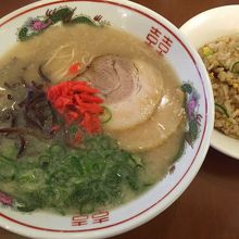 ラーメンと半チャーハン