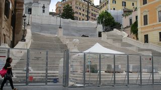 階段は工事中、残念ですが仕方がないですね