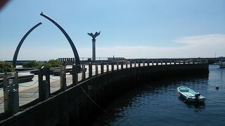 サンビーチと熱海親水公園の間にあるデッキ、「恋人の聖地」と称する展示物があります