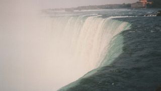 滝のしぶきを浴びるボートクルーズは凄い迫力です。