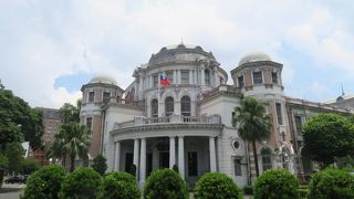 目を惹く瀟洒な建物