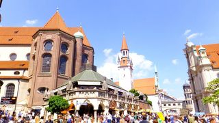 シュパーゲル。巨大な白アスパラガス。活気のある市場。