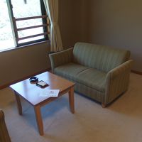 窓側にソファー