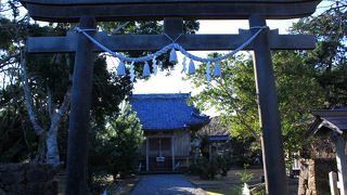 燈明崎の歩道入口にあるひっそりとした神社