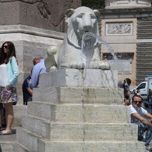 マーライオン（？）の噴水、後ろはオベリスク