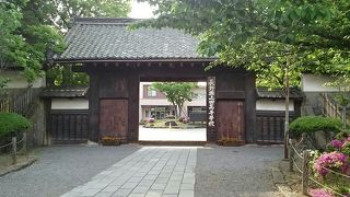 高校の正門として使われている「上田藩主屋敷門」