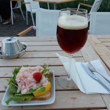 地ビールとオープンサンド