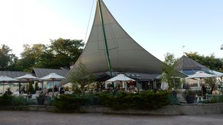 海辺の公園のカフェ