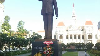 広々とした遊歩道が市民のいこいの広場