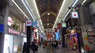 にぎやかな商店街。