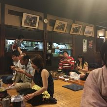 みんな地べたに座る