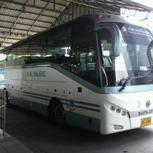 バスターミナルを出発するベルトラベルのバスです。バンコク行