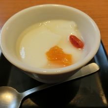 セットの杏仁豆腐　少な目です