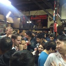 夜の8時には店内はすし詰め状態。