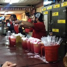 カウンターもお酒まみれ。汚れてもいい服装で出かけましょう。