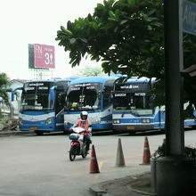 バスターミナルの駐車場です。ベルトラベルは、右の茶色の家です