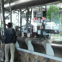 ベルトラベルサービスは、バスセンター発券所の向かいにあります