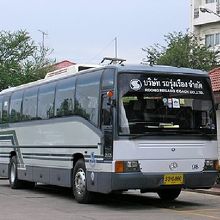 ベルトラベルサービスのオフィス前で、出発を待つバスです。