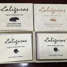 ヤクミルク（左）蜂蜜（右）@2,300円