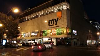 大きなショッピングモールに入居するスーパー