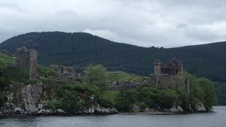ネス湖クルーズ時に湖から見学。