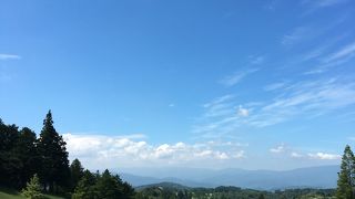 熱海駅からタクシーで30分。山の上にあるが、それほどアップダウンがキツくなく、36ホールあるのでそれほど混まない快適なコース