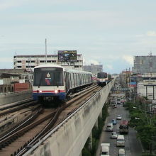 べーリング駅の引き込み線に入る列車です。走行線路の切替えです