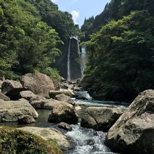 こんな眺めを見ながら足を川につけてました。