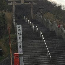 鳥居をくぐり登っていきます