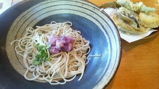  眼下に清流、おいしいお蕎麦