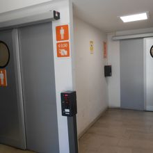 手前が男子用ですが急いでいた女性が出てきてびっくりしました