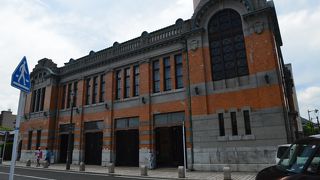 赤いタイル張りの建物