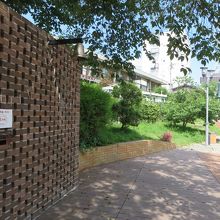 ４幸せの鐘の壁と野口英世像