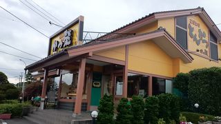 裾野ポークを使ったボリュームあるトンカツメニューが食べられる。テイクアウトもあり、豪快なカツバーガーも有り。